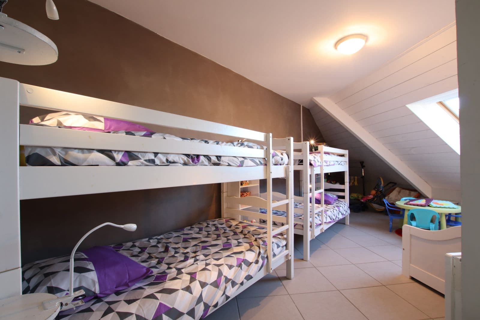 Chambre avec 2 lits superposés et 1 lit simple