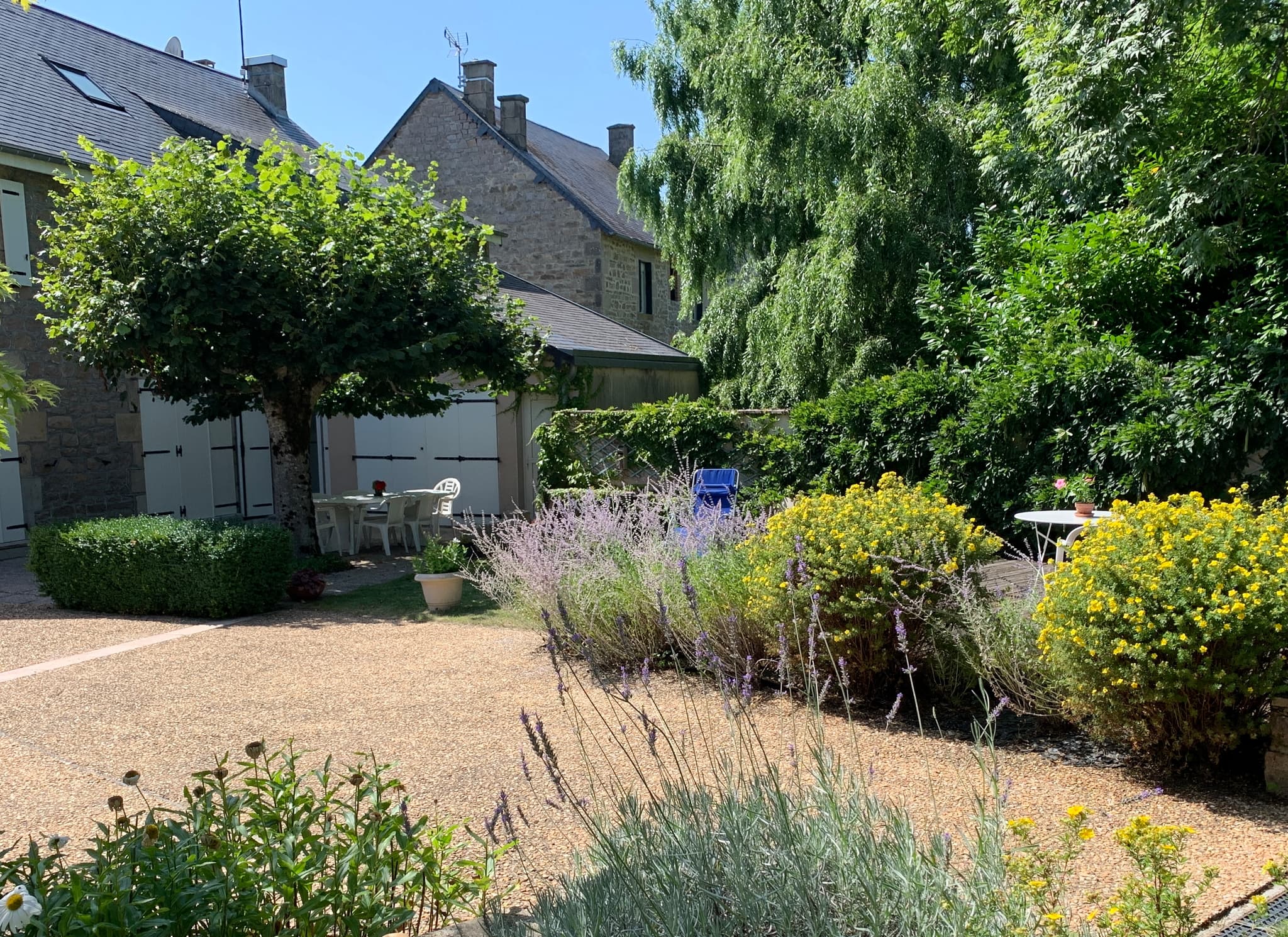 La cour fleurie à l'arrière de la maison, avec possibilité de parking