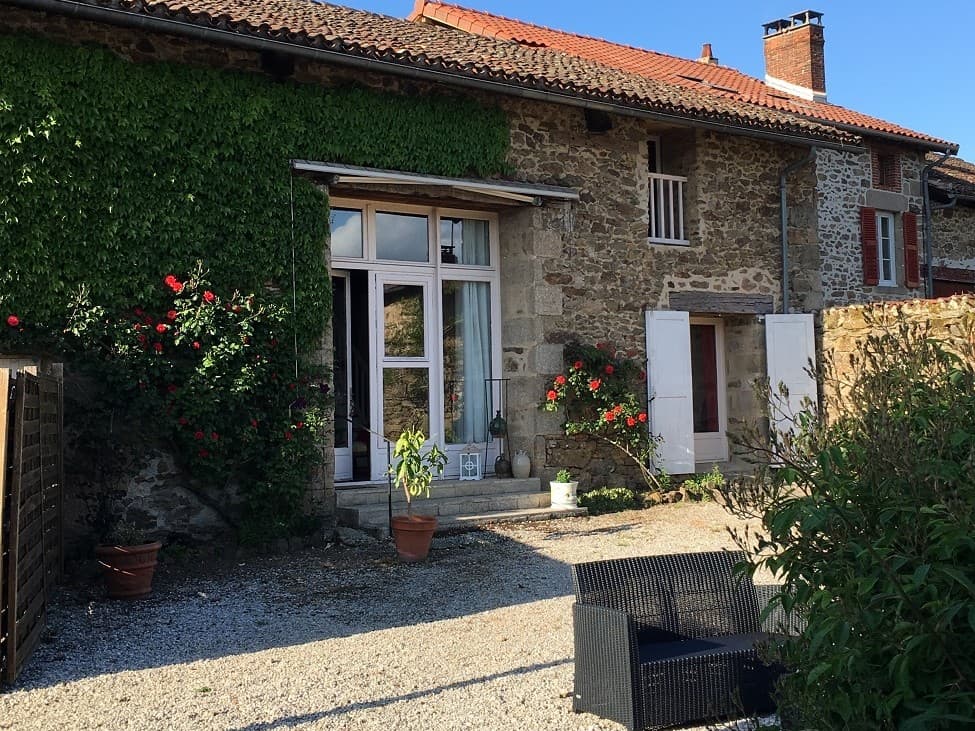 Le gîte depuis la cour intérieure_1