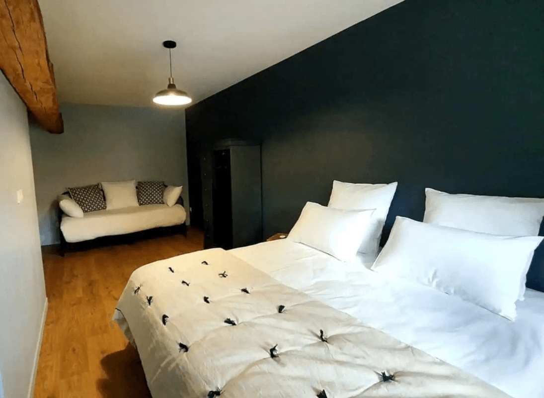 chambre-double-gîte-unalhome-bussiere-galant