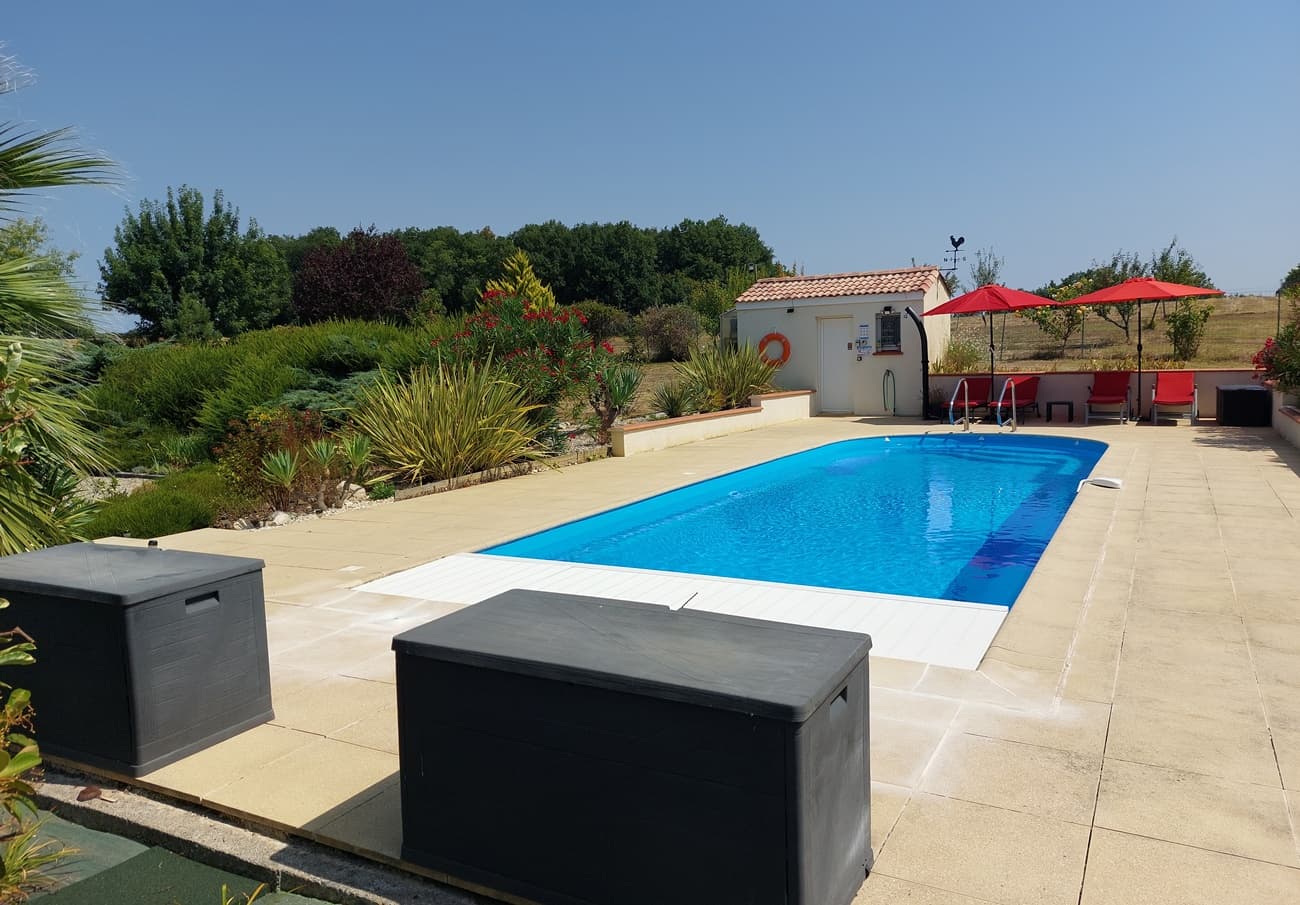 2 parasols zwembad en poolhouse