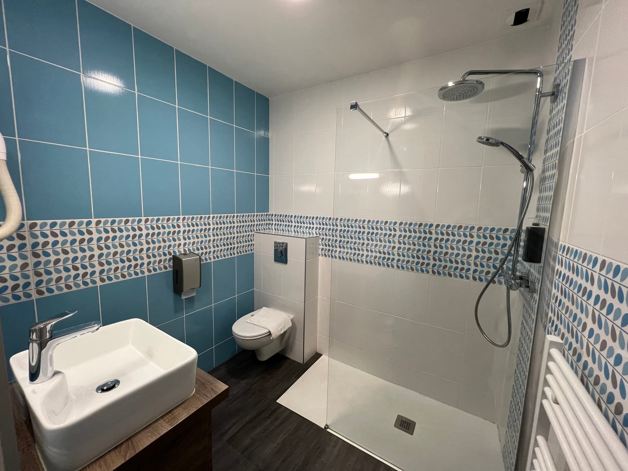 Salle de bain bleu au Brit Hôtel du Parc à Niort
