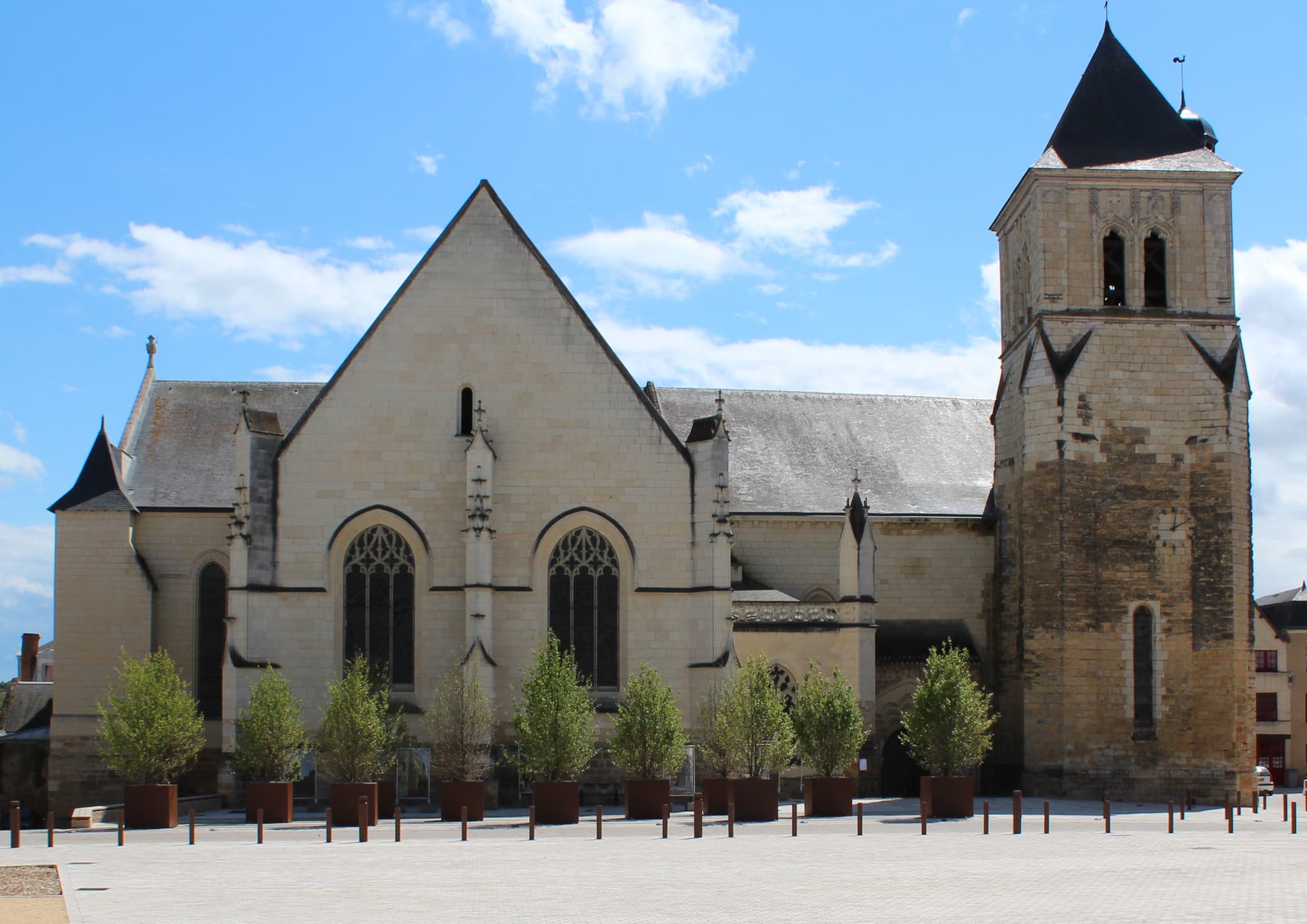 Eglise St Medard patrimoine culturel Thouars Thouarsais Deux Sevres