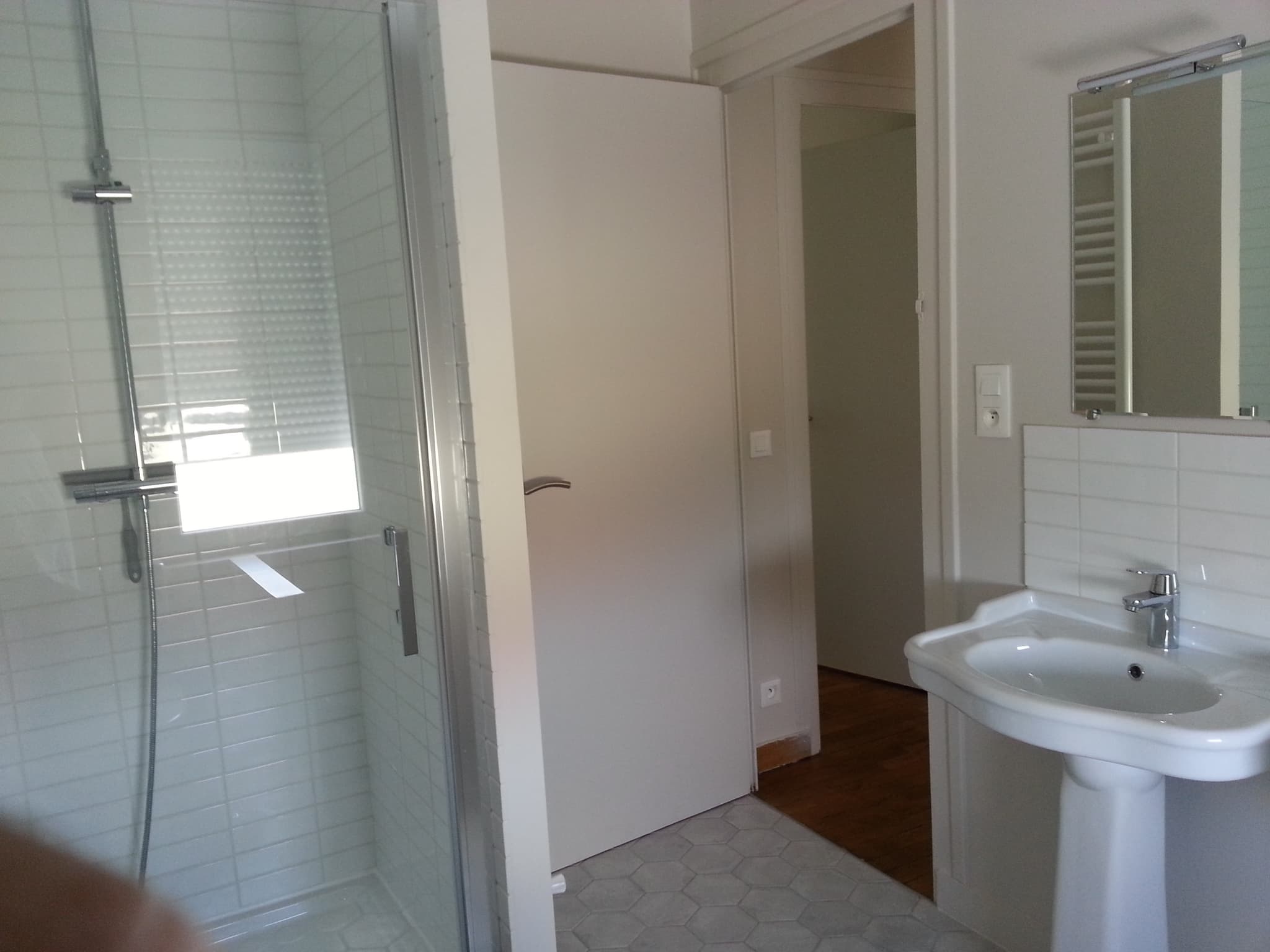 Salle d'eau : 1 douche et 1 ciel qui changent de couleur suivant la consommation