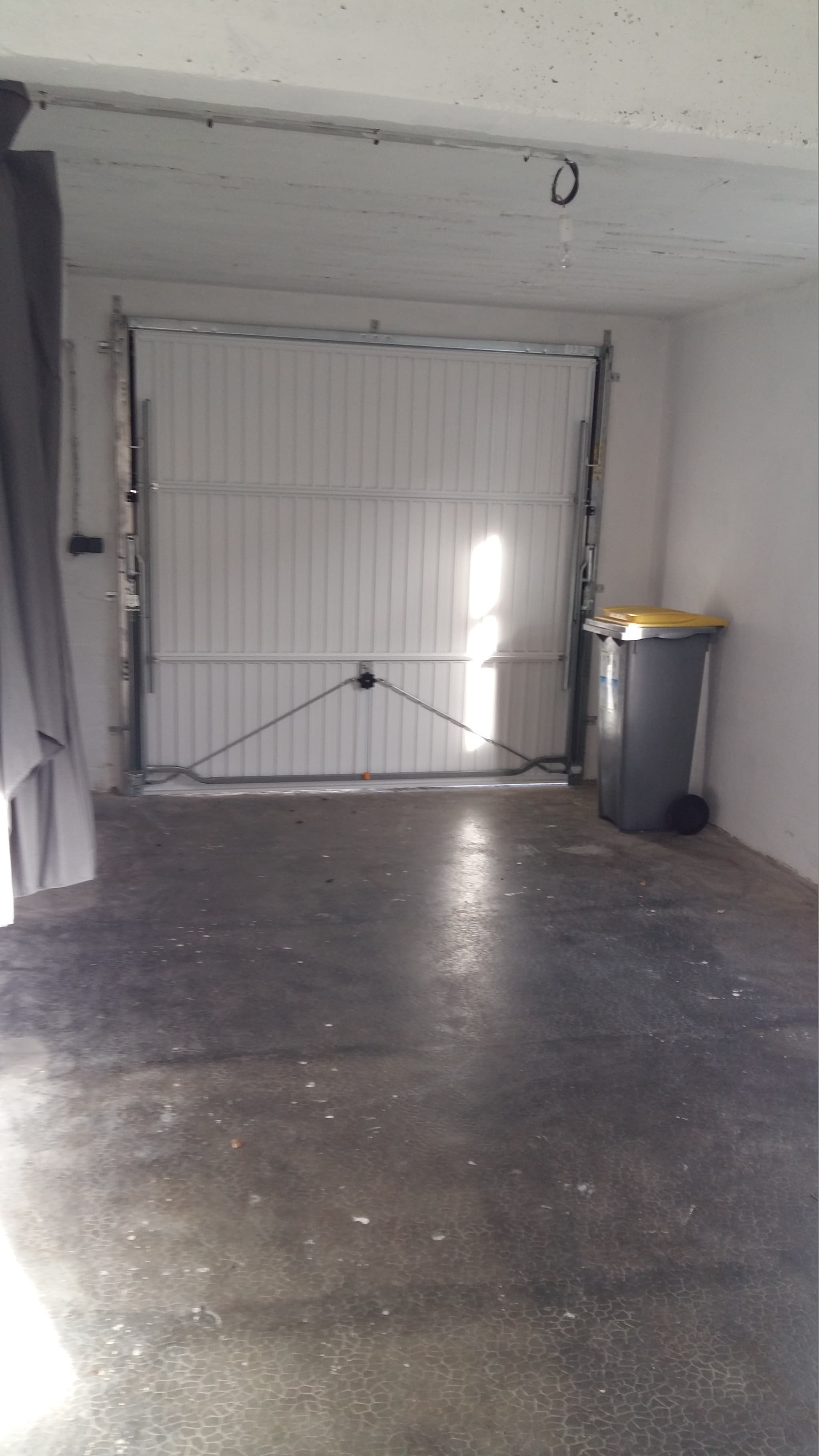 Le garage pour 1 voiture (2mx2m d'ouverture pour 4,50m de profondeur)
