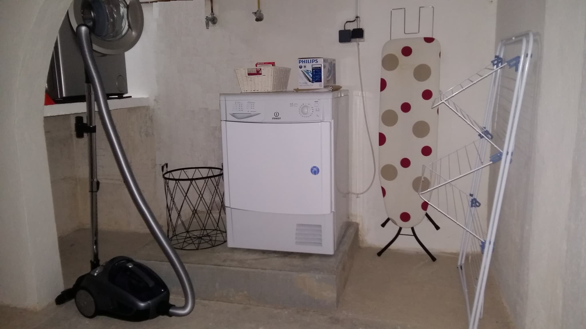 Au sous-sol : MAL le linge + sèche linge + table et fer à repasser
