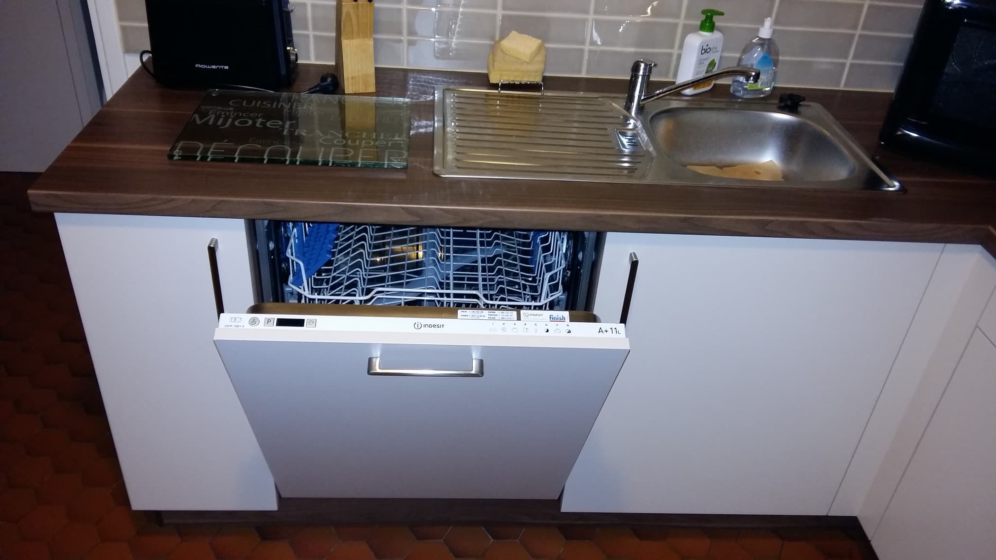 La Cuisine équipée avec notamment la machine à laver la vaiselle