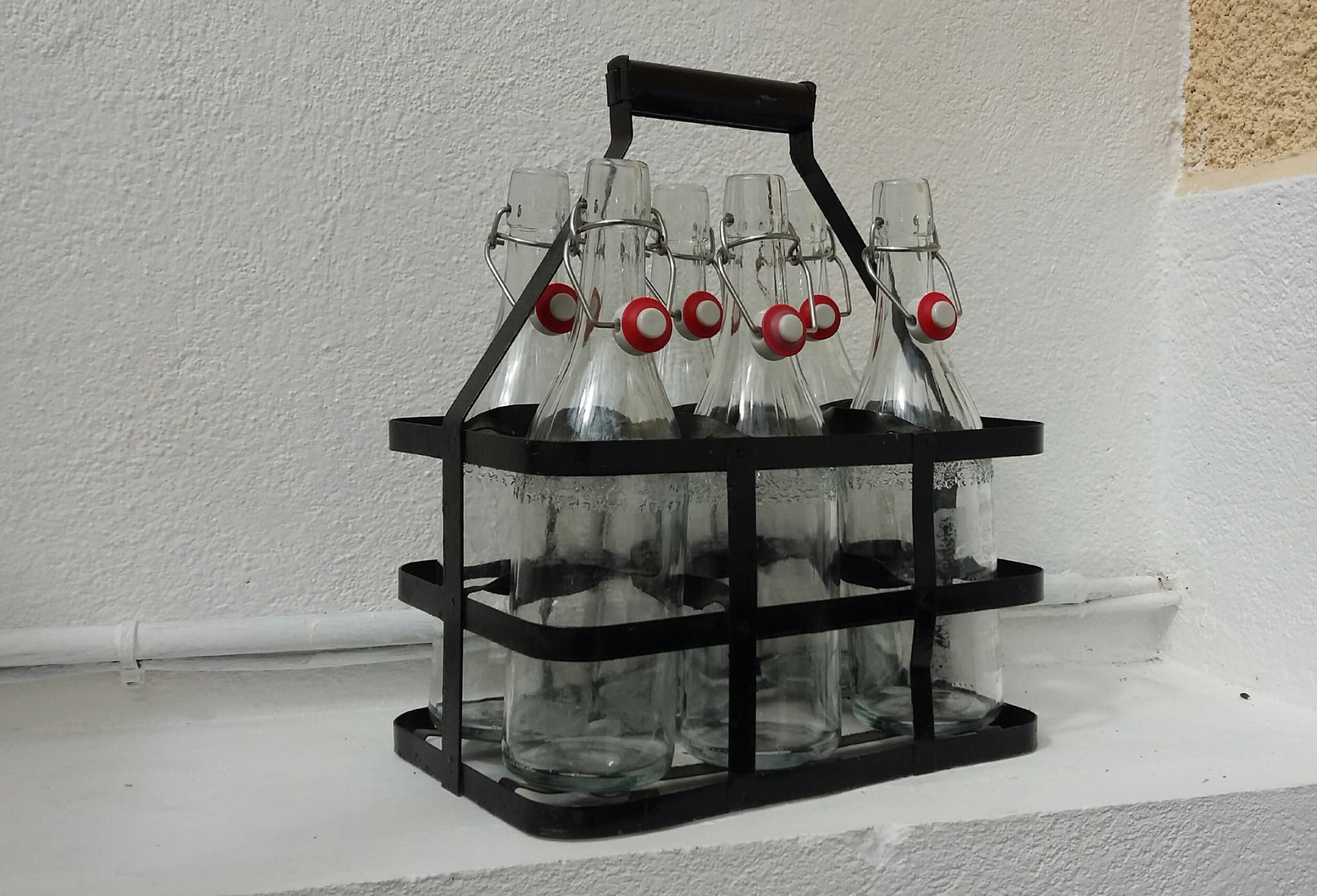 Casier en fer vintage pour aller remplir ses bouteilles en verre à l'épicerie