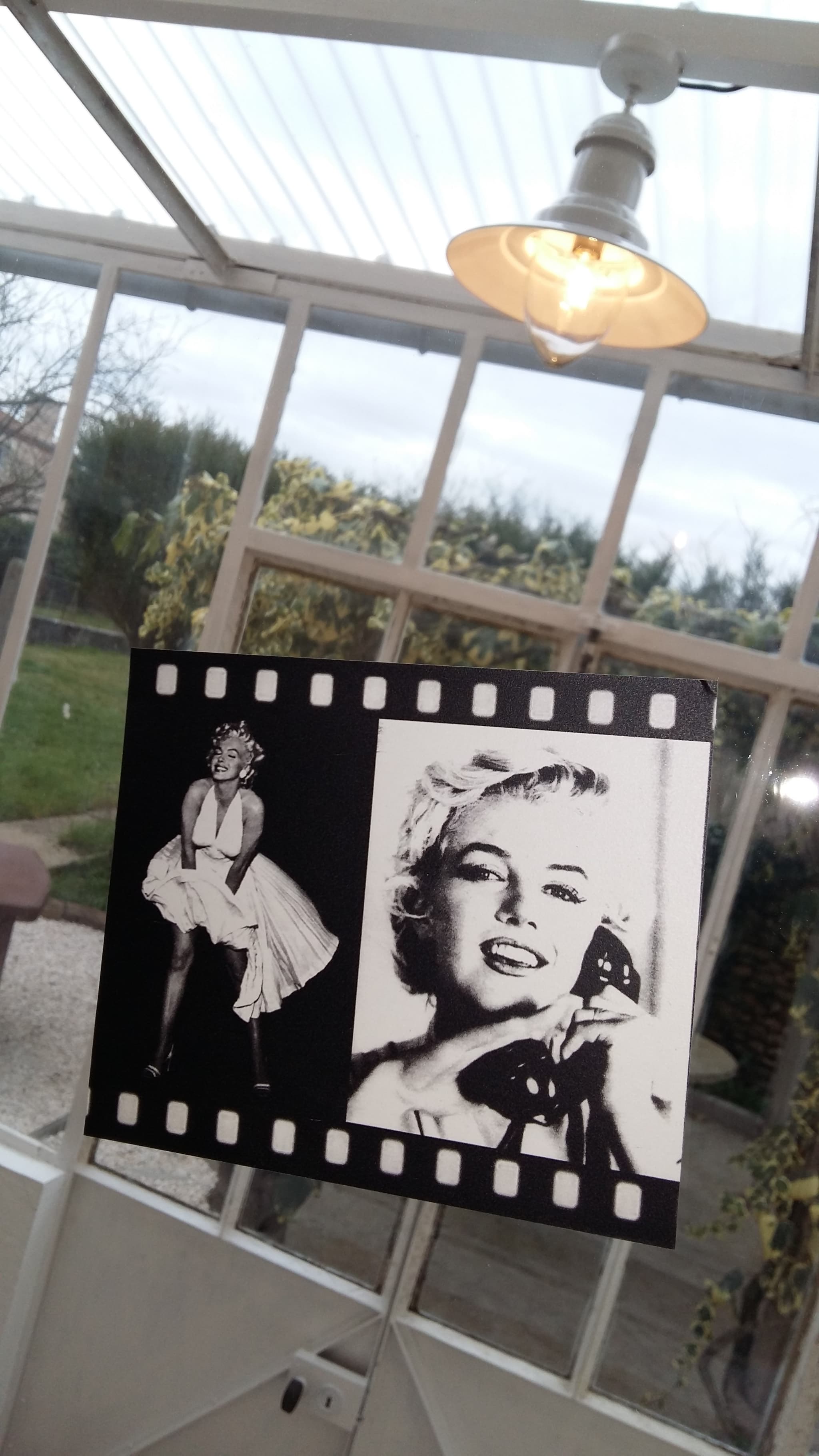 Coursive extérieure avec vue sur le Jardin avec Marylin