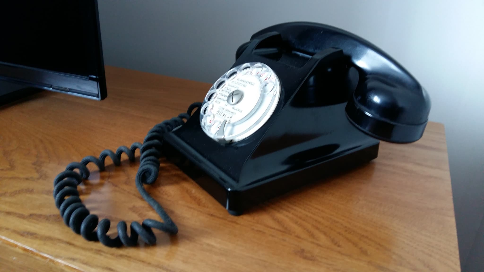 Décoration avec un téléphone fixe en Bakélite noire (non fonctionnel)