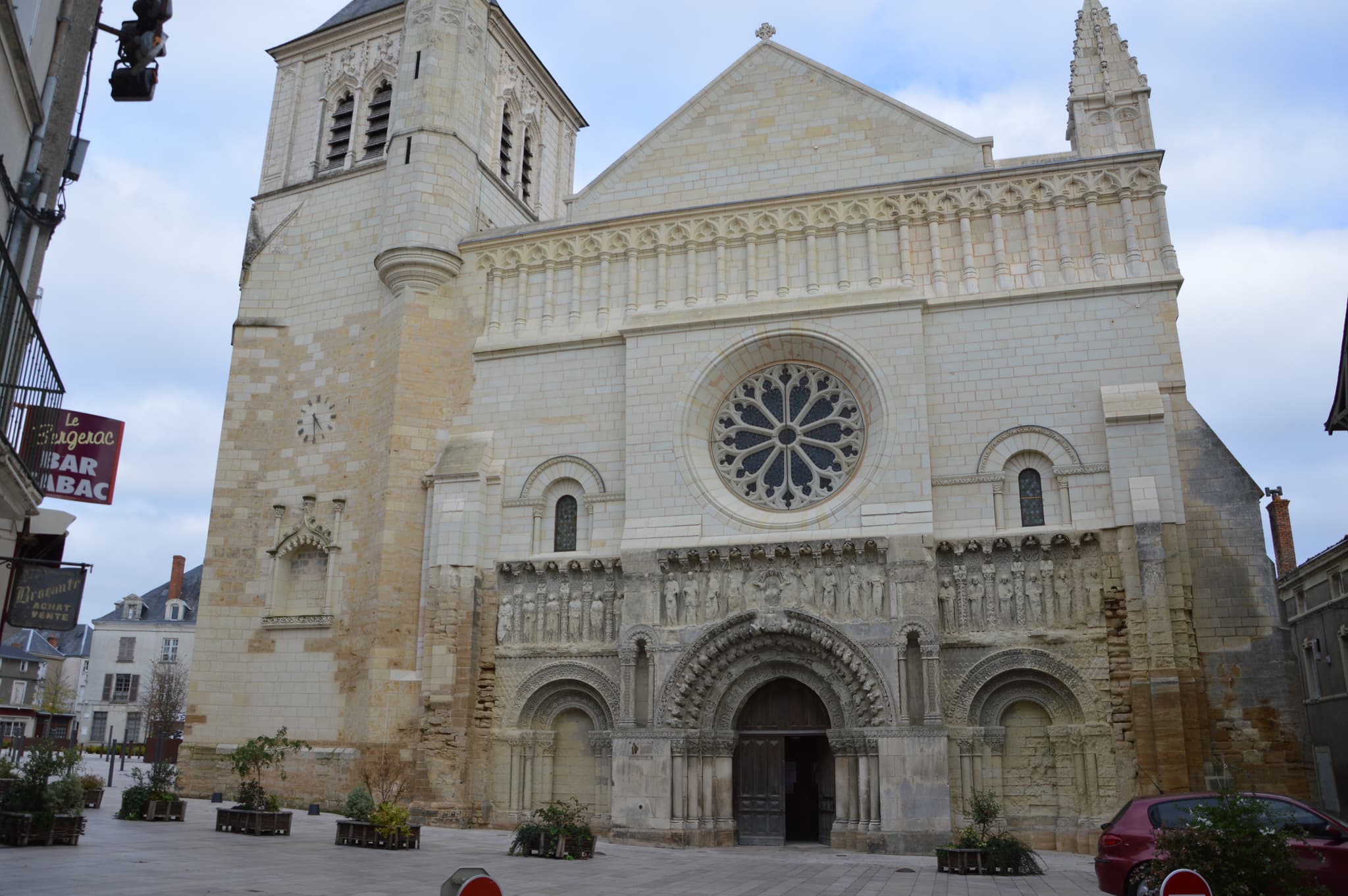 Eglise St Medard patrimoine culturel Thouars Thouarsais Deux Sevres