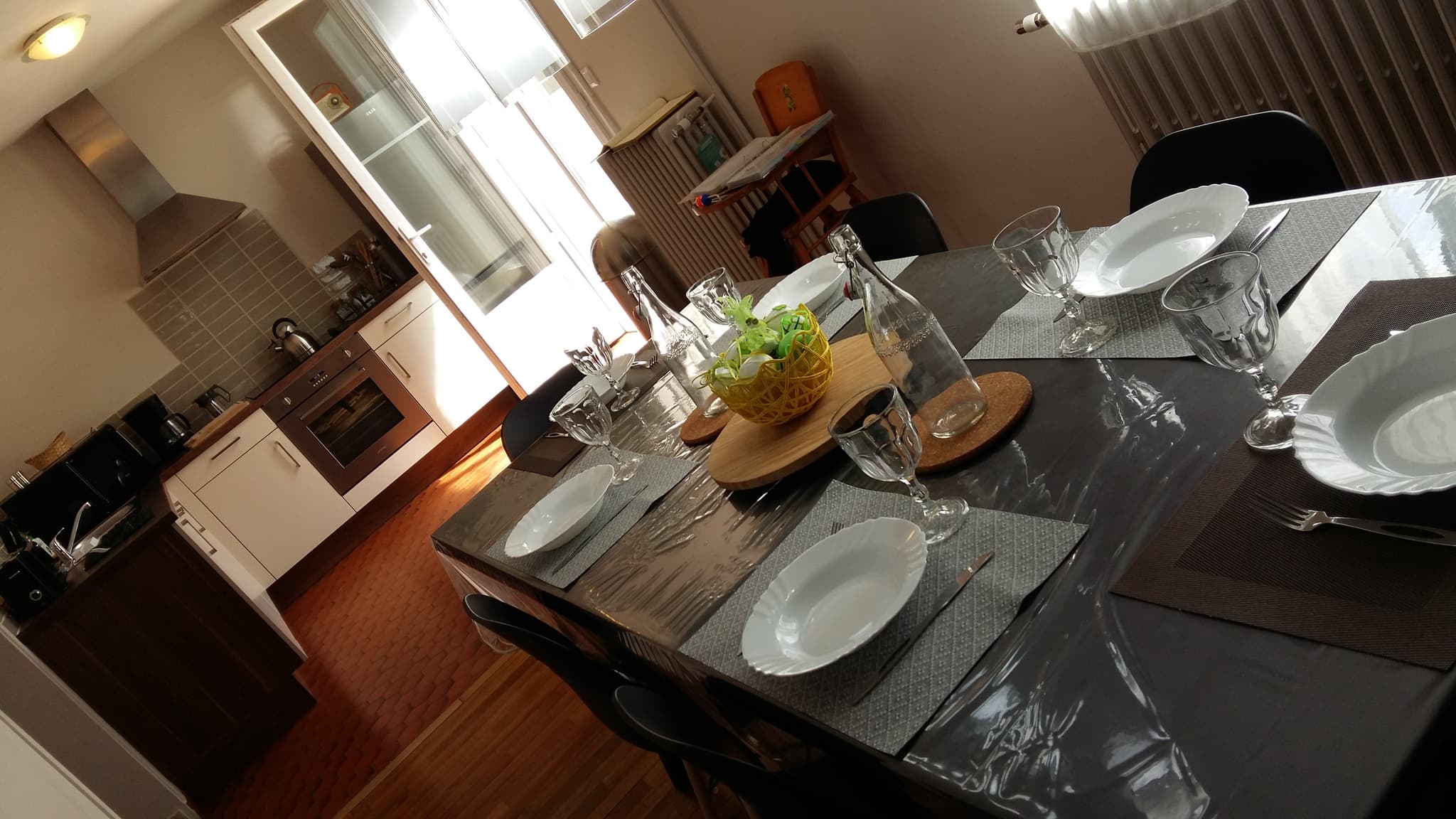 Salle à manger du Gîte bien équipée en attendant de se mettre à table