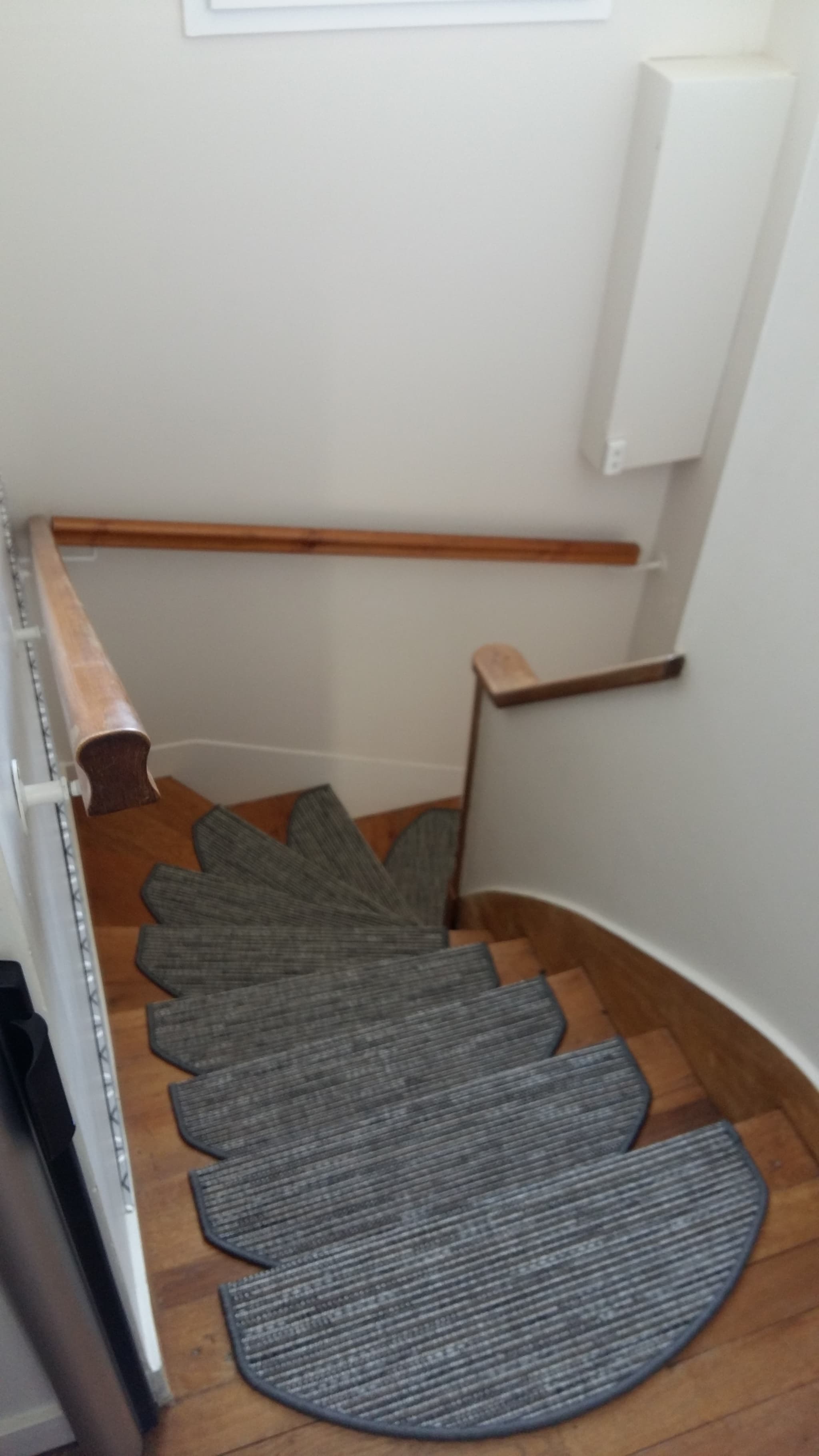 On redescend par l'escalier vers le RDC avec la SAM, salon, cuisinne ou le S/sol