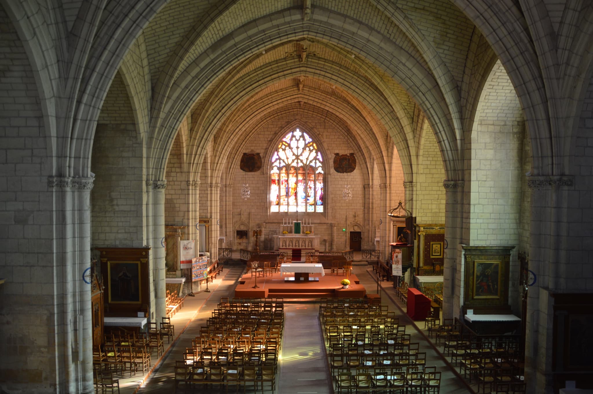 Eglise St Medard patrimoine culturel Thouars Thouarsais Deux Sevres