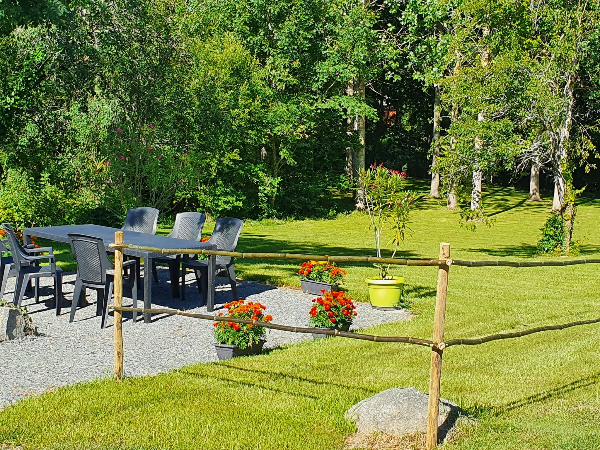 courlay-gite-du-petit-marchais-terrasse-parc-extérieur
