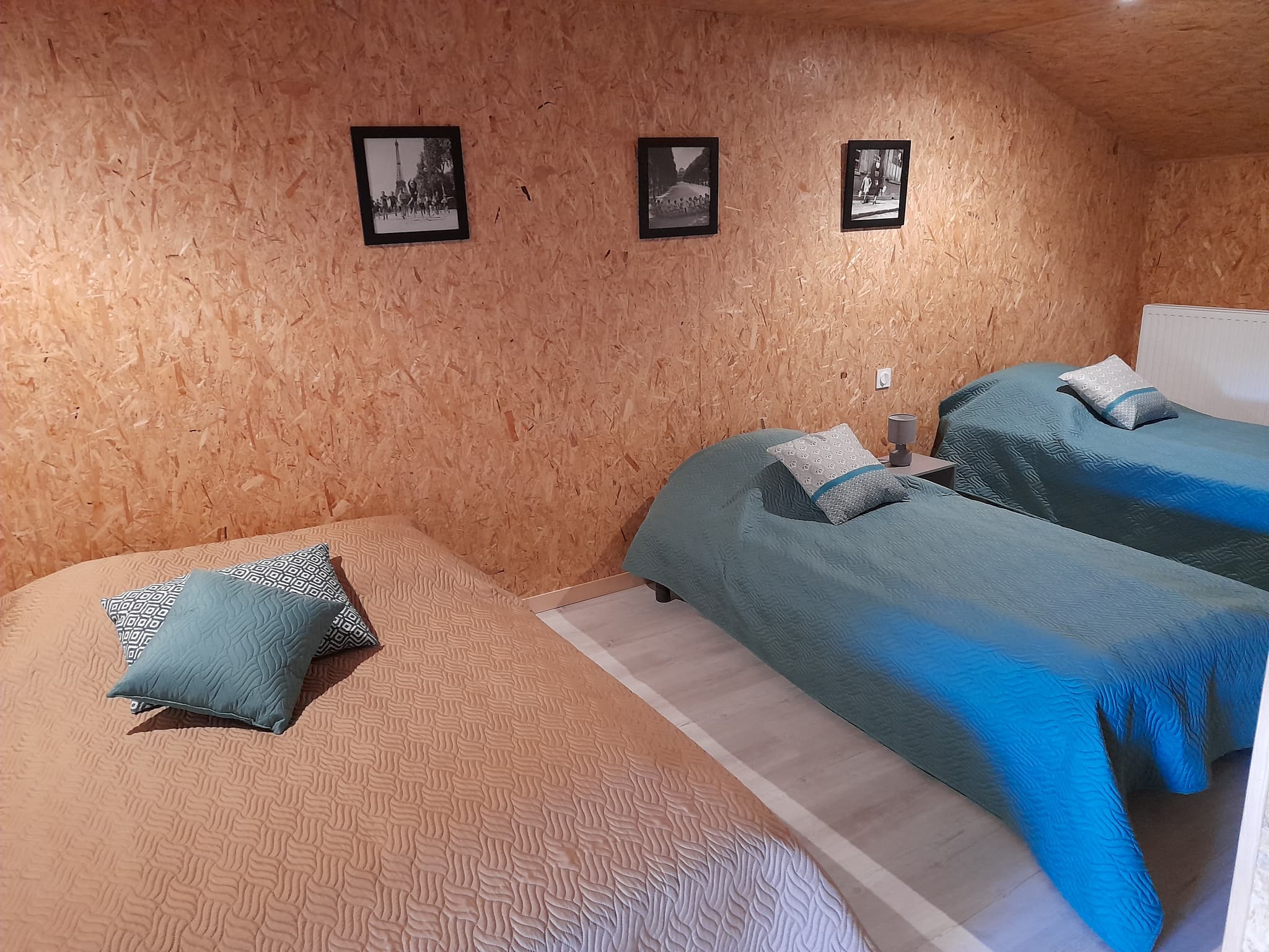 chambre-etage 4 pers ( 1lit double et 2 lits simples)