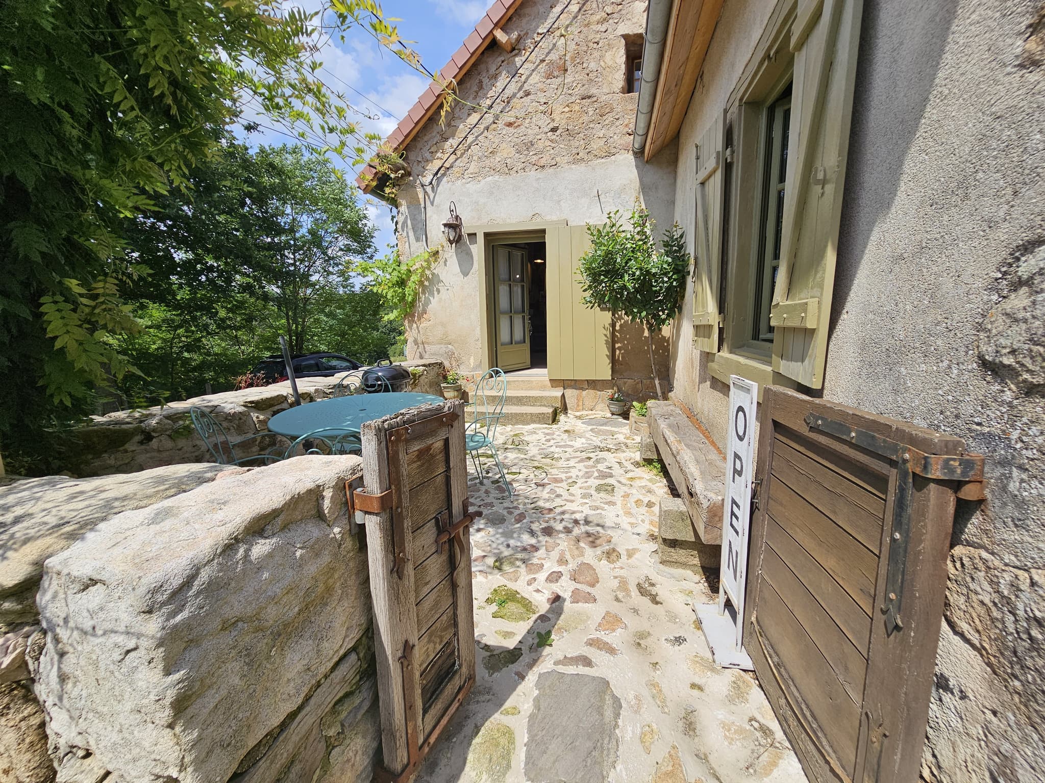 terrasse avec table pour repas & petit dejeuner avec vue sur la campagne