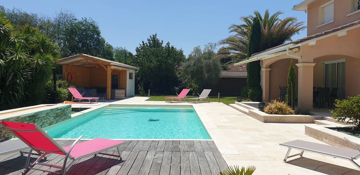 Piscine et terrasse