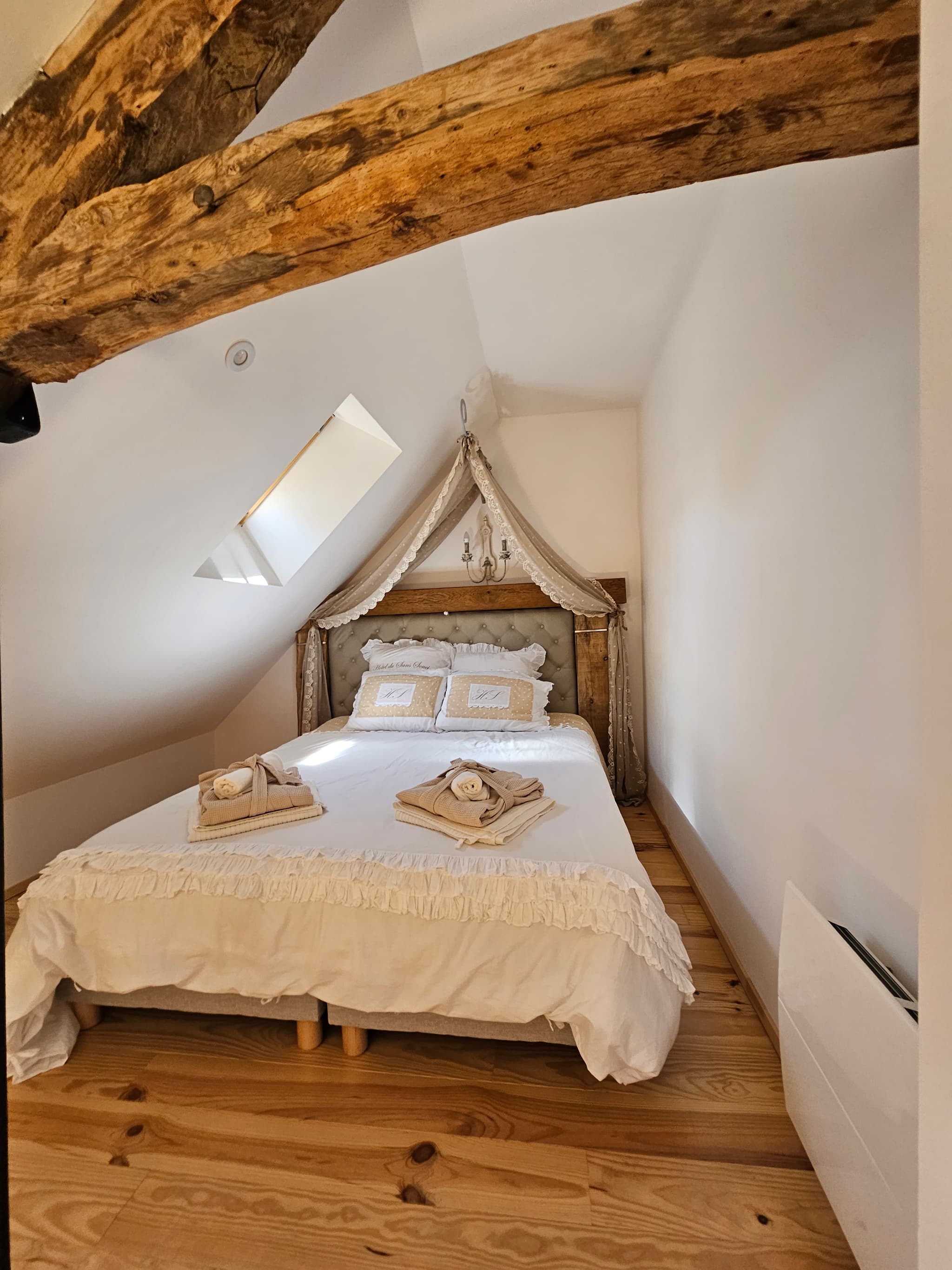 Chambre 1 avec videoprojecteur, TV avec Netflix et Dysney+