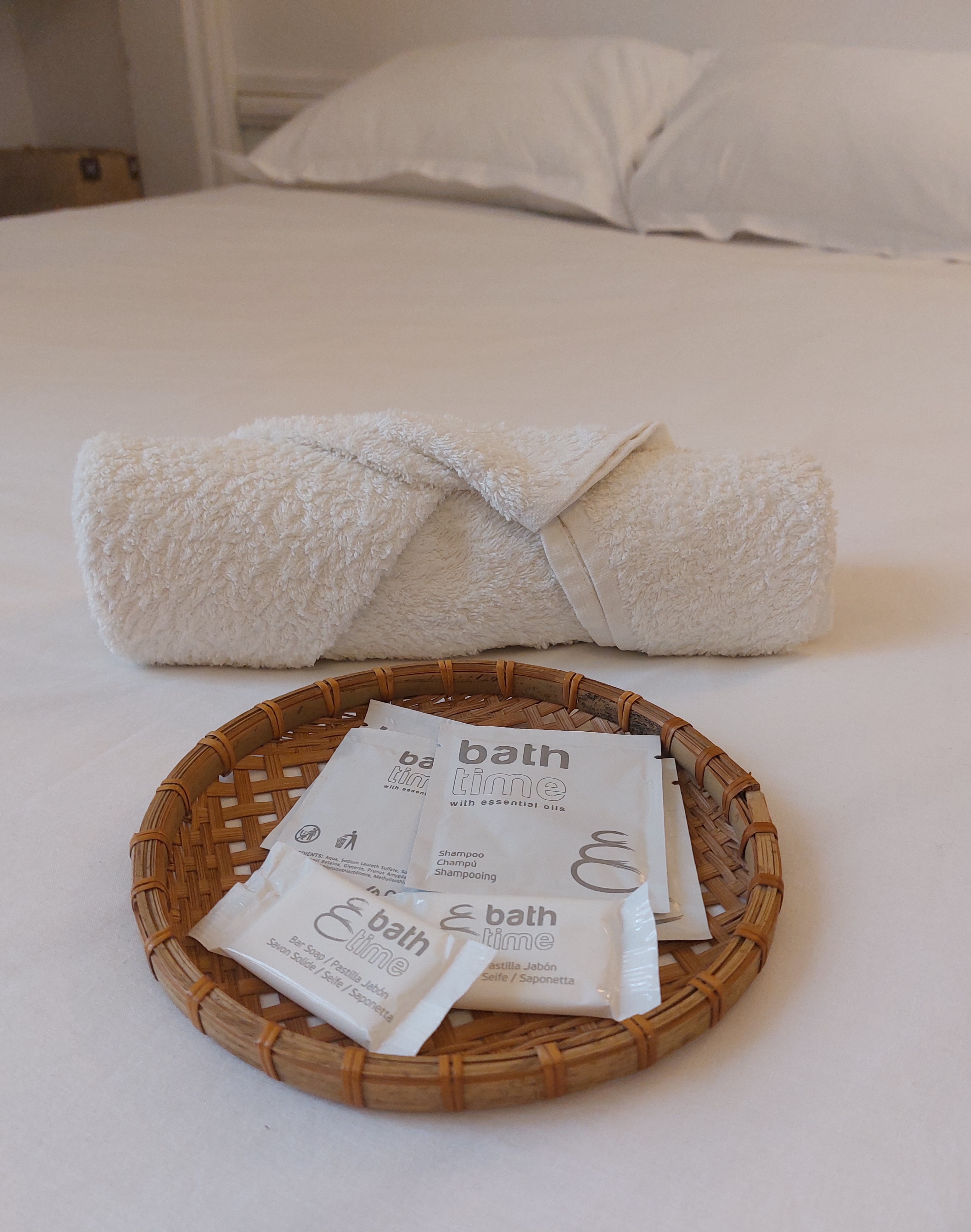Savons, shampoing et serviettes fournis