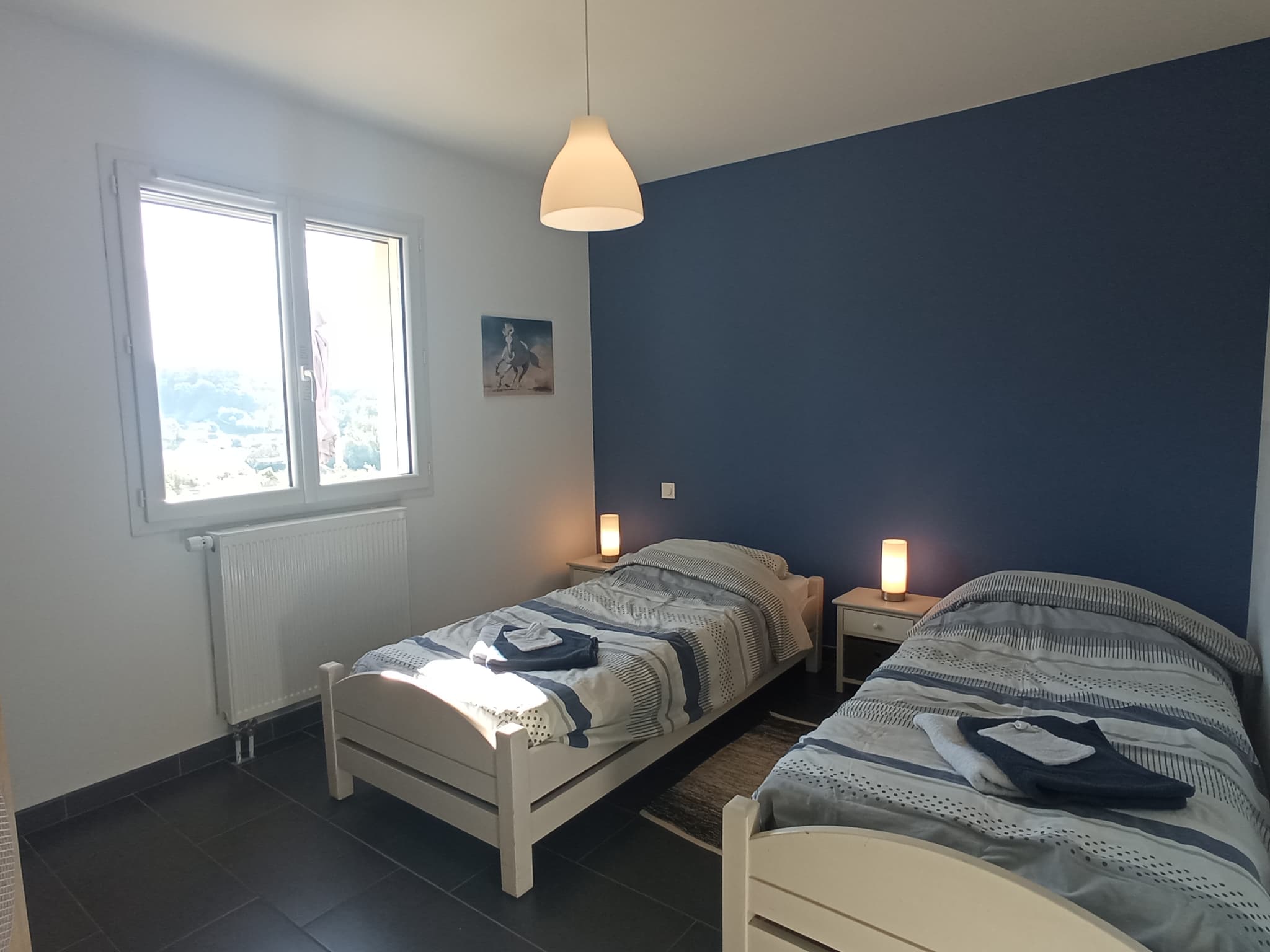 deuxième chambre avec deux lits simples