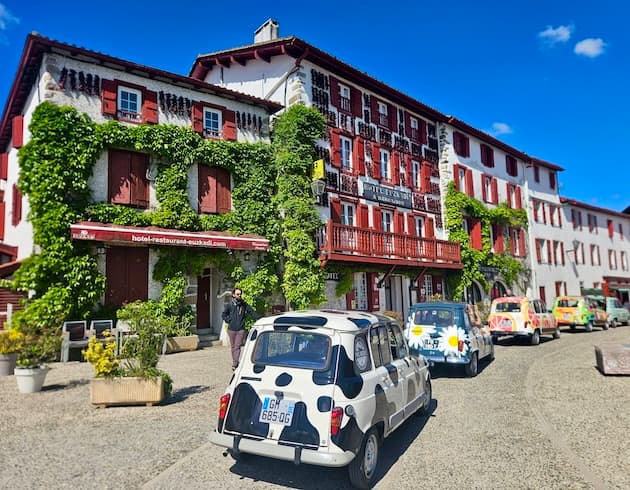 Les villages basques en Renault 4L