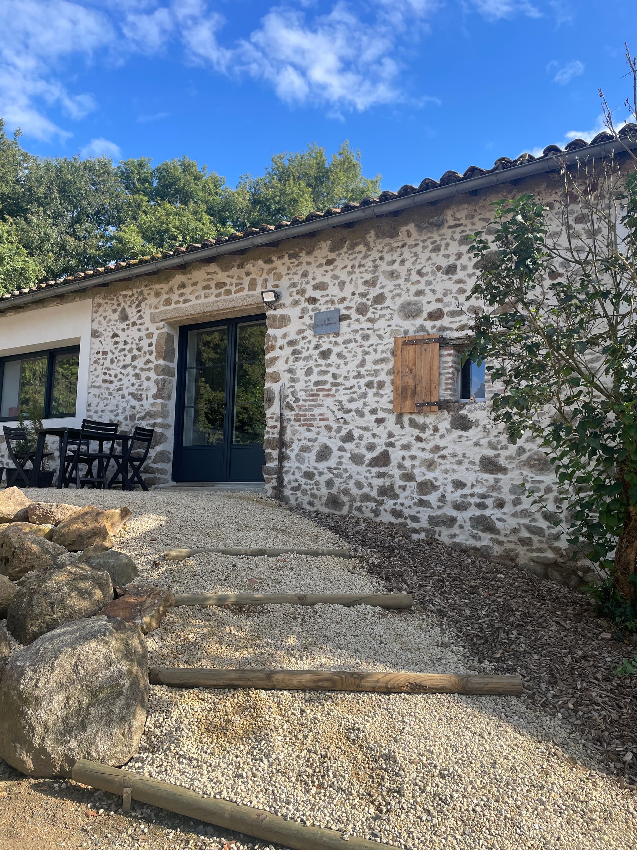 ACCES EXTERIEUR AU GITE ET TERRASSE