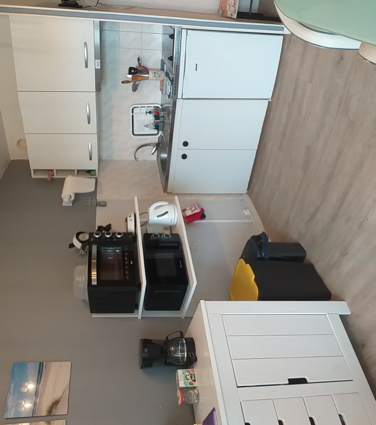 KITCHENETTE AVEC FOUR MICRO ONDE PLAQUE VITROCERAMIQUE
