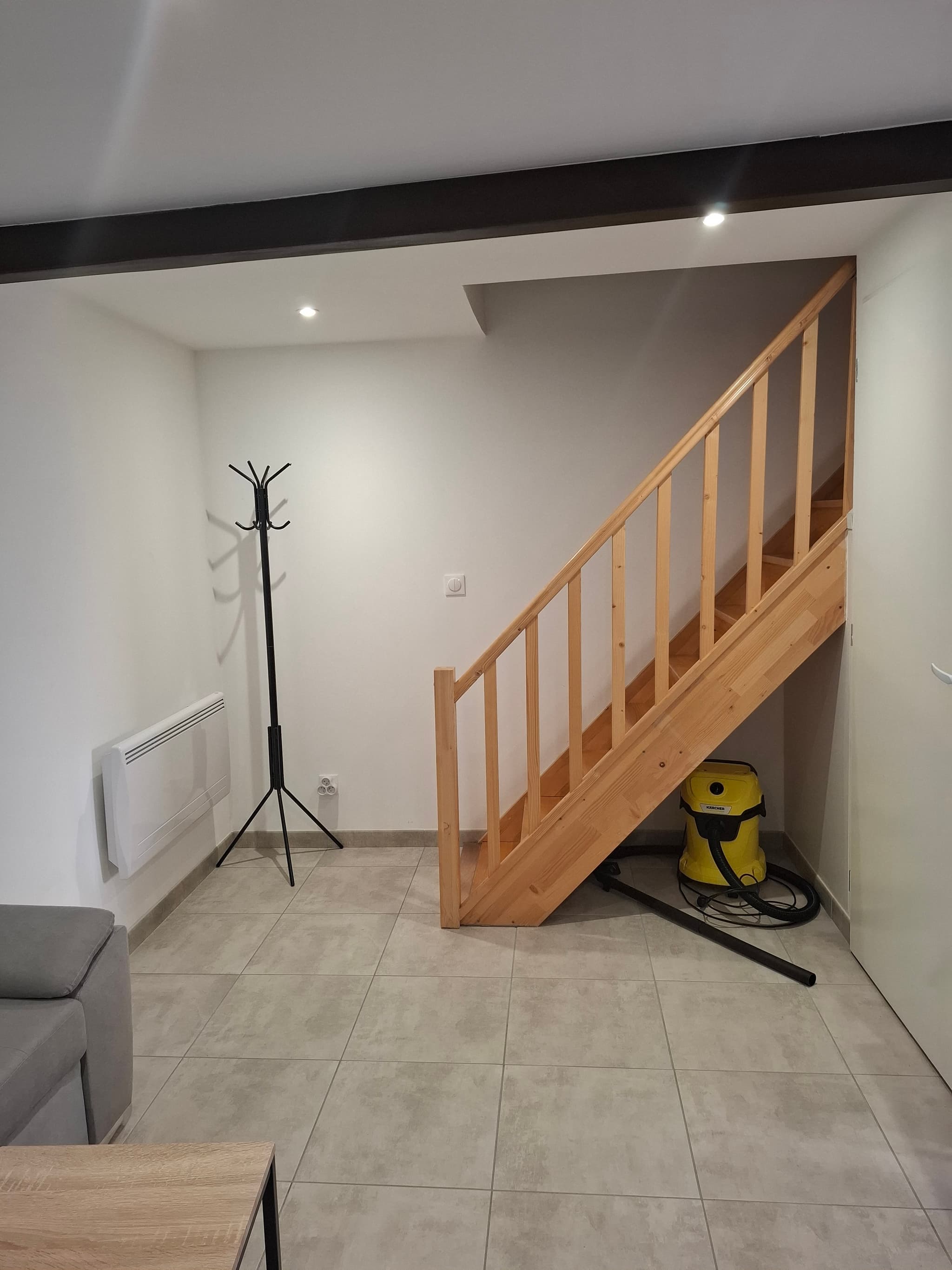 Grand escalier pour l'accès aux chambres
