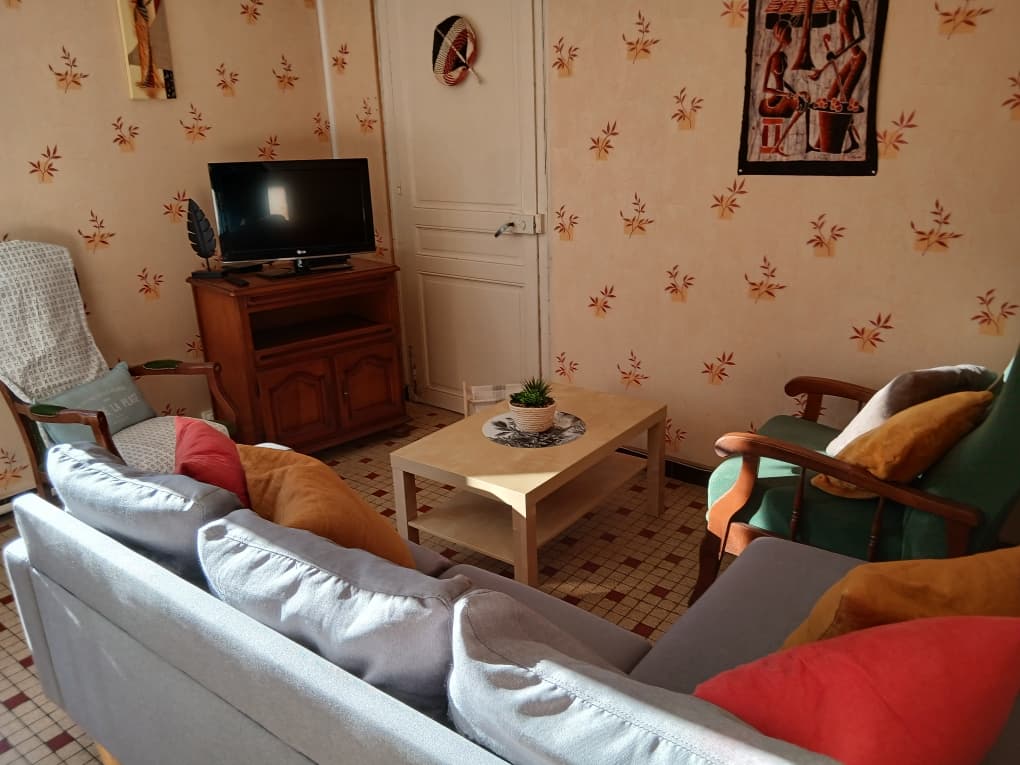 Salon avec fauteuils et canapé