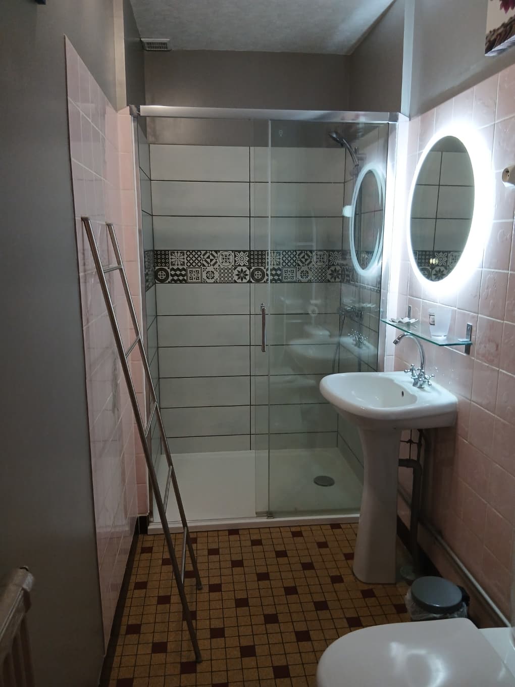 Salle de bain avec douche italienne