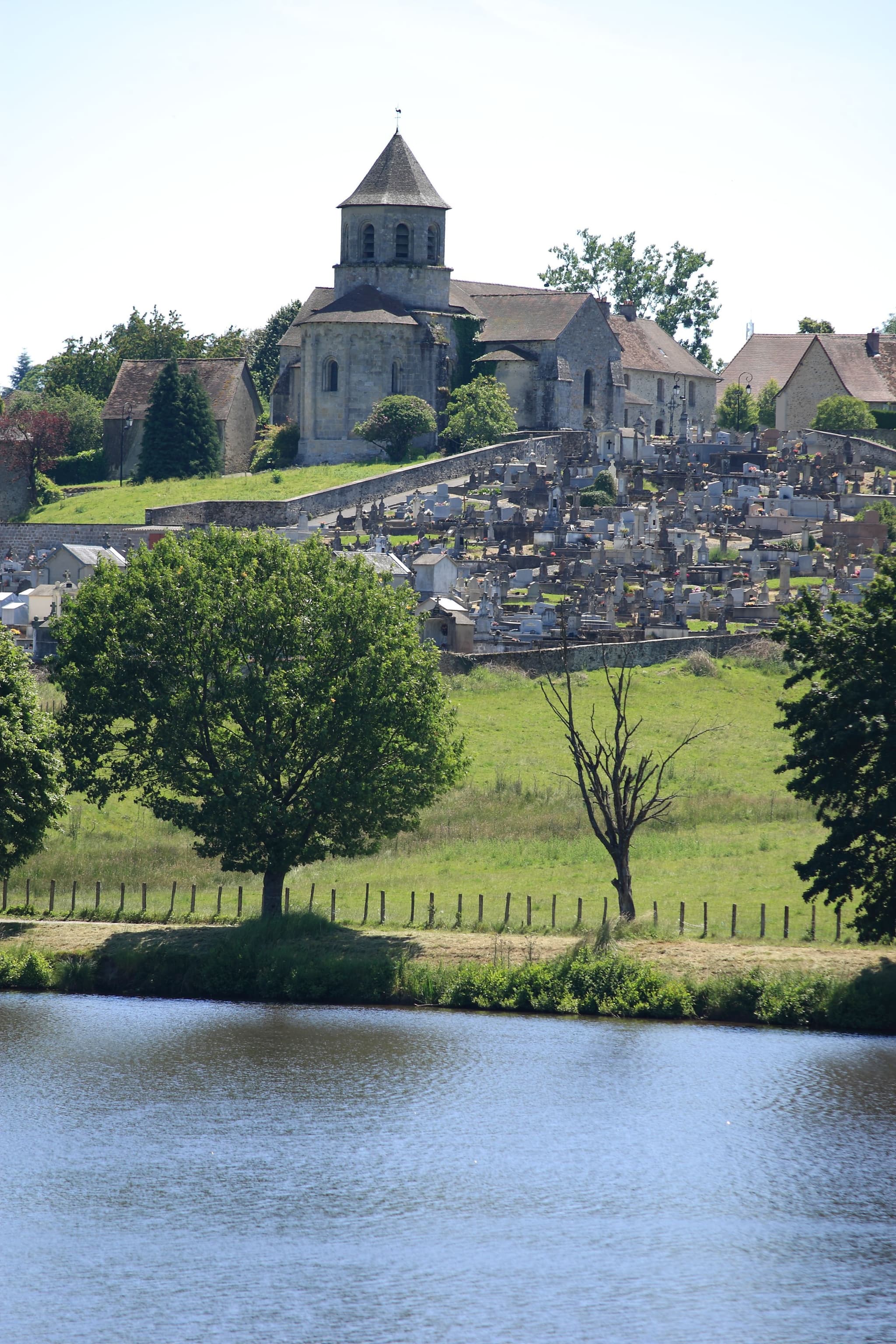Eglise vue du plan d'eau_3