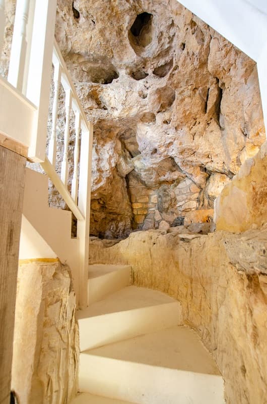 Escalier Taillé dans la Roche : Vers l'Originalité du Troglodyte