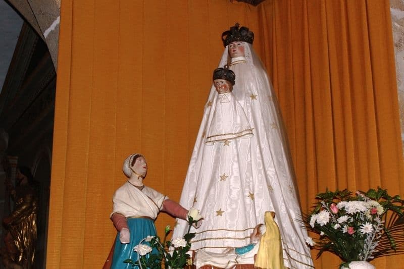 Vitrail représentant Notre Dame de Toute Bonté