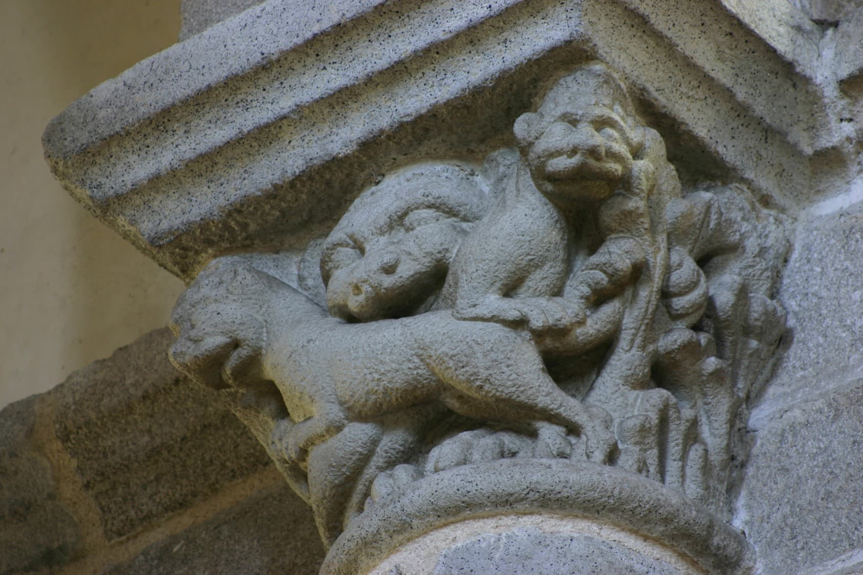 Chapiteau historié de la collégiale Le Dorat_10