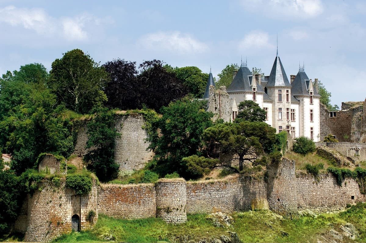 210707-visite-guidee-chateau-bressuire-1