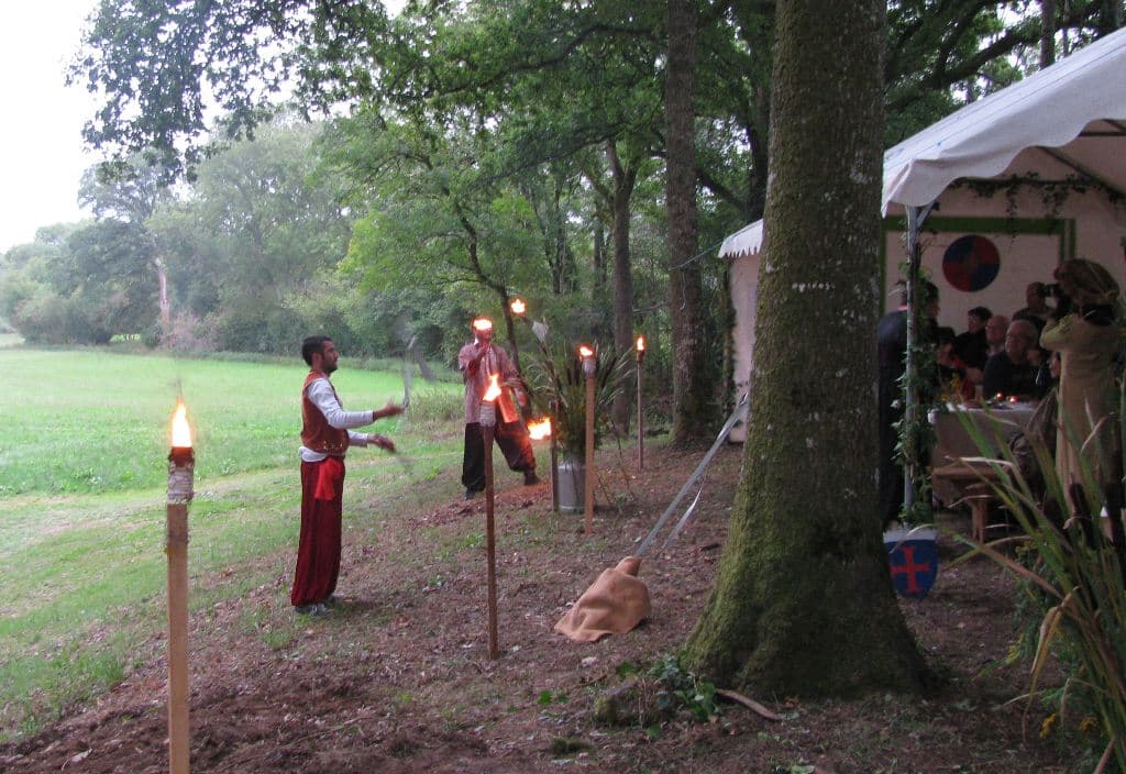 Fête médiévale : jongleurs et cracheurs de feu - crédit photo association de la Tour de Bois au Donjon de Pierre_4