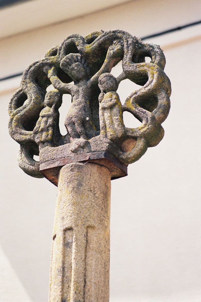 Croix en Clé Ajourée_1