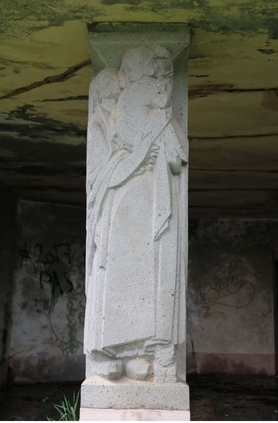 Cariatides du préau - Jardin Public_1