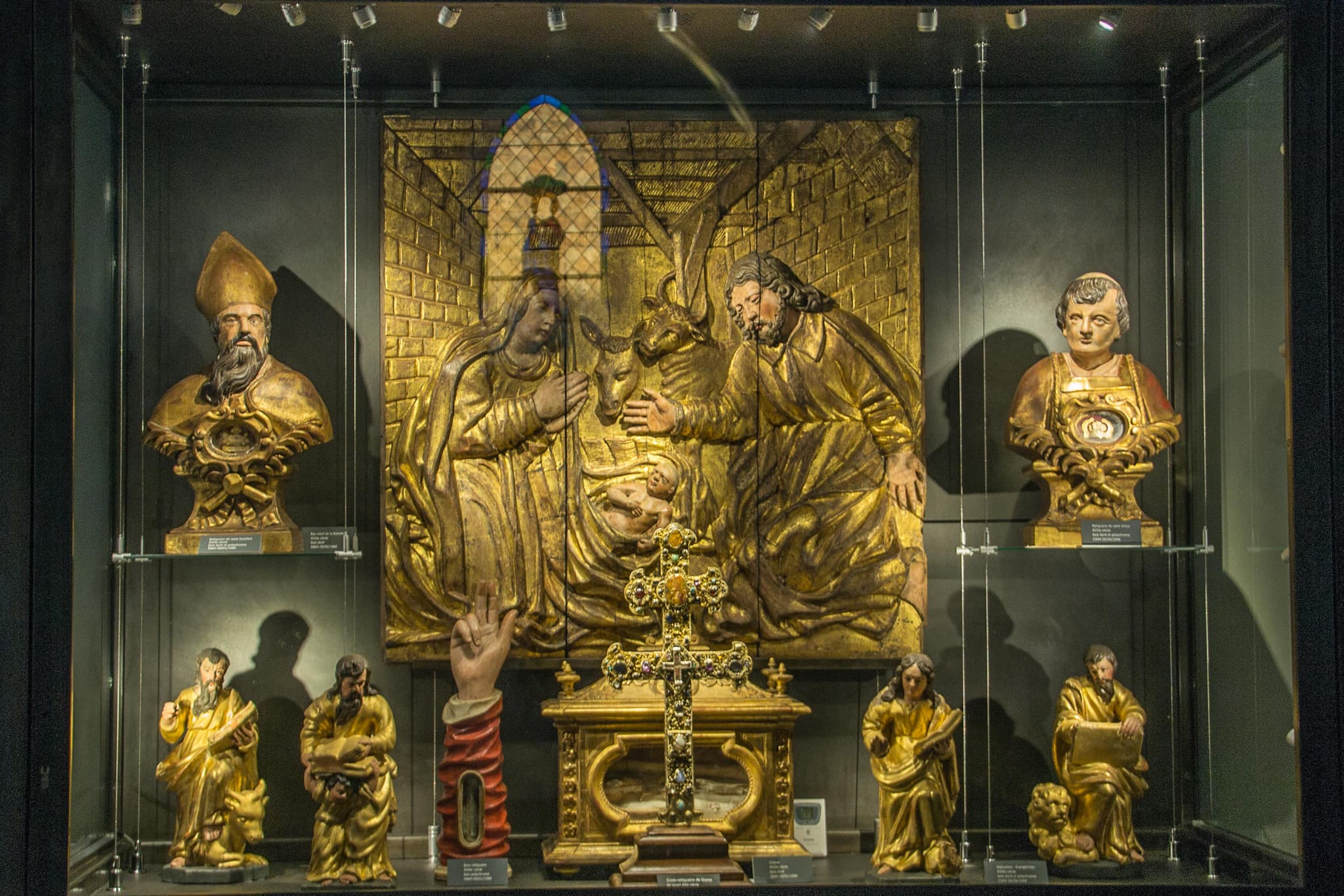 Objets cultuels sous vitrine sécurisée