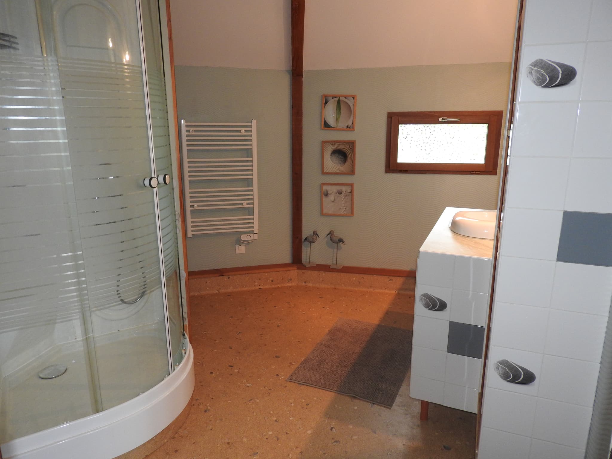 Grande salle d'eau sous le thème de la 'MER' à l'étage avec un wc_6
