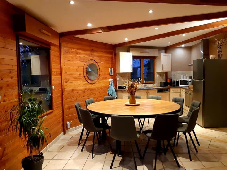 Grande table ronde pour plus de convivialité