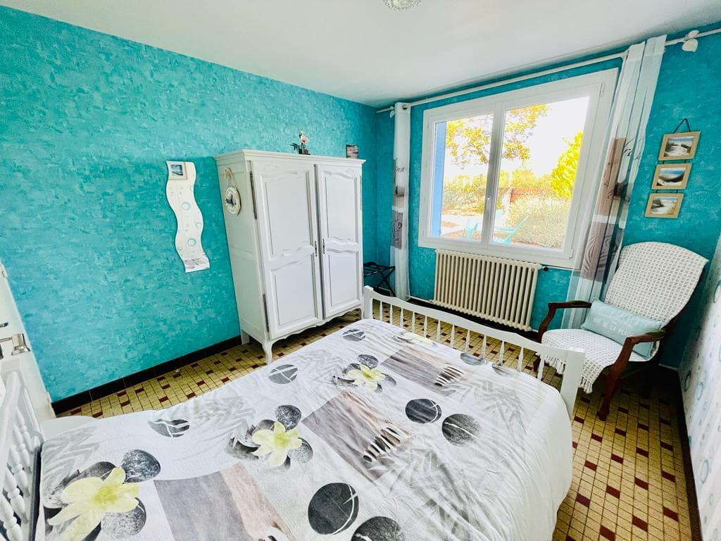 La chambre avec avec fauteuil détente