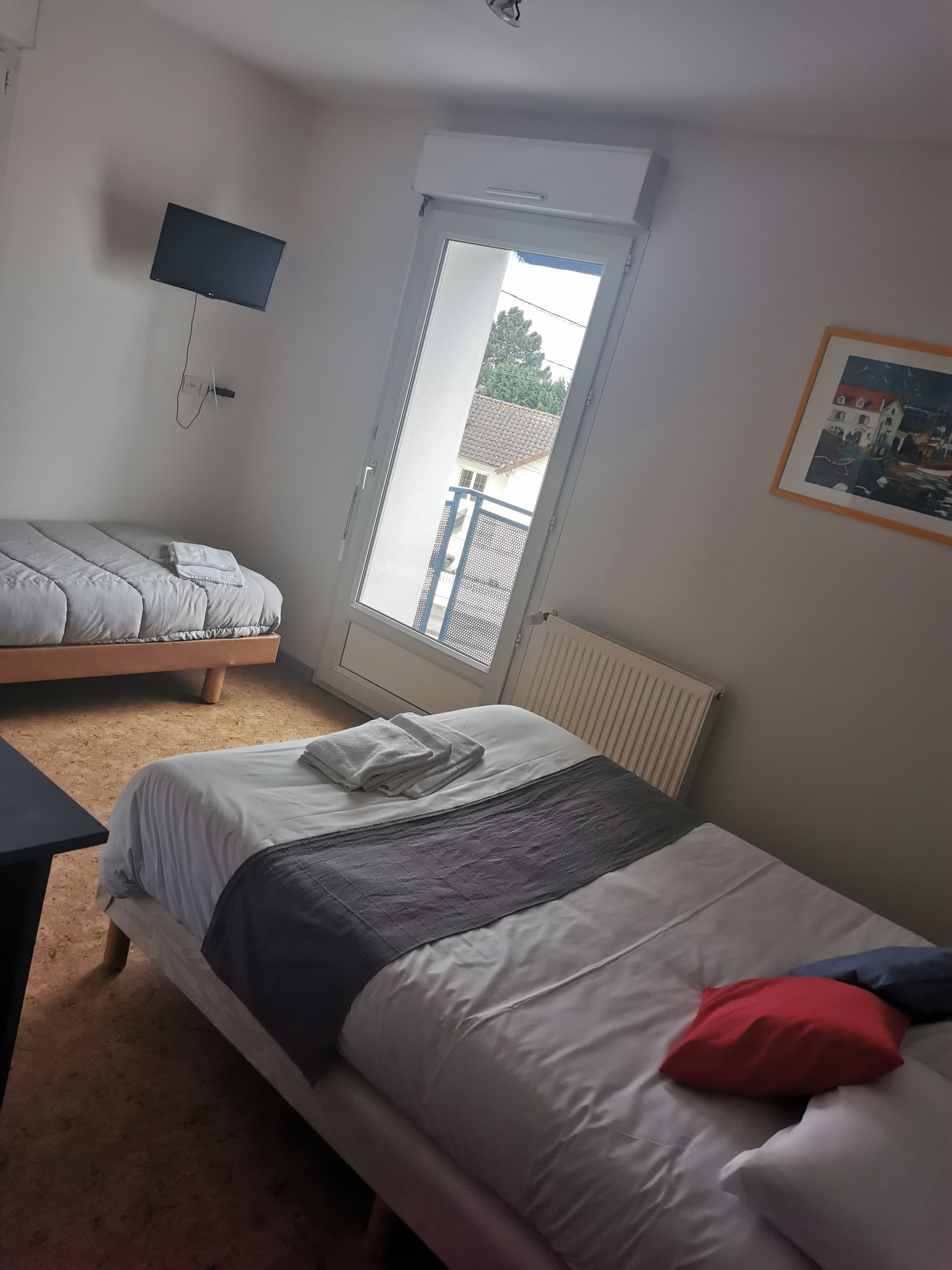 chambre avec 2 lits et une salle de douche_2