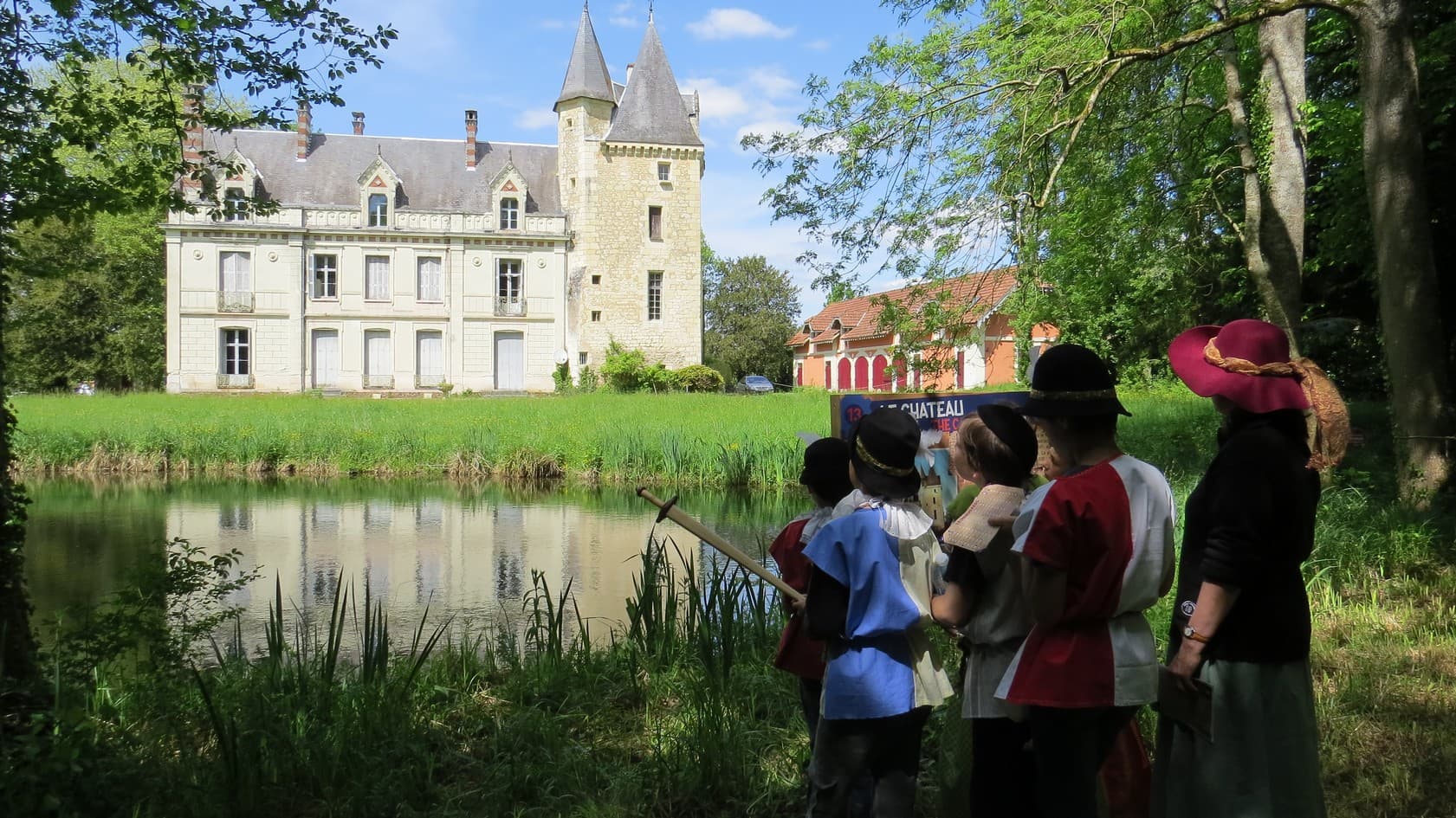 Vue du château depuis le plan d'eau_2