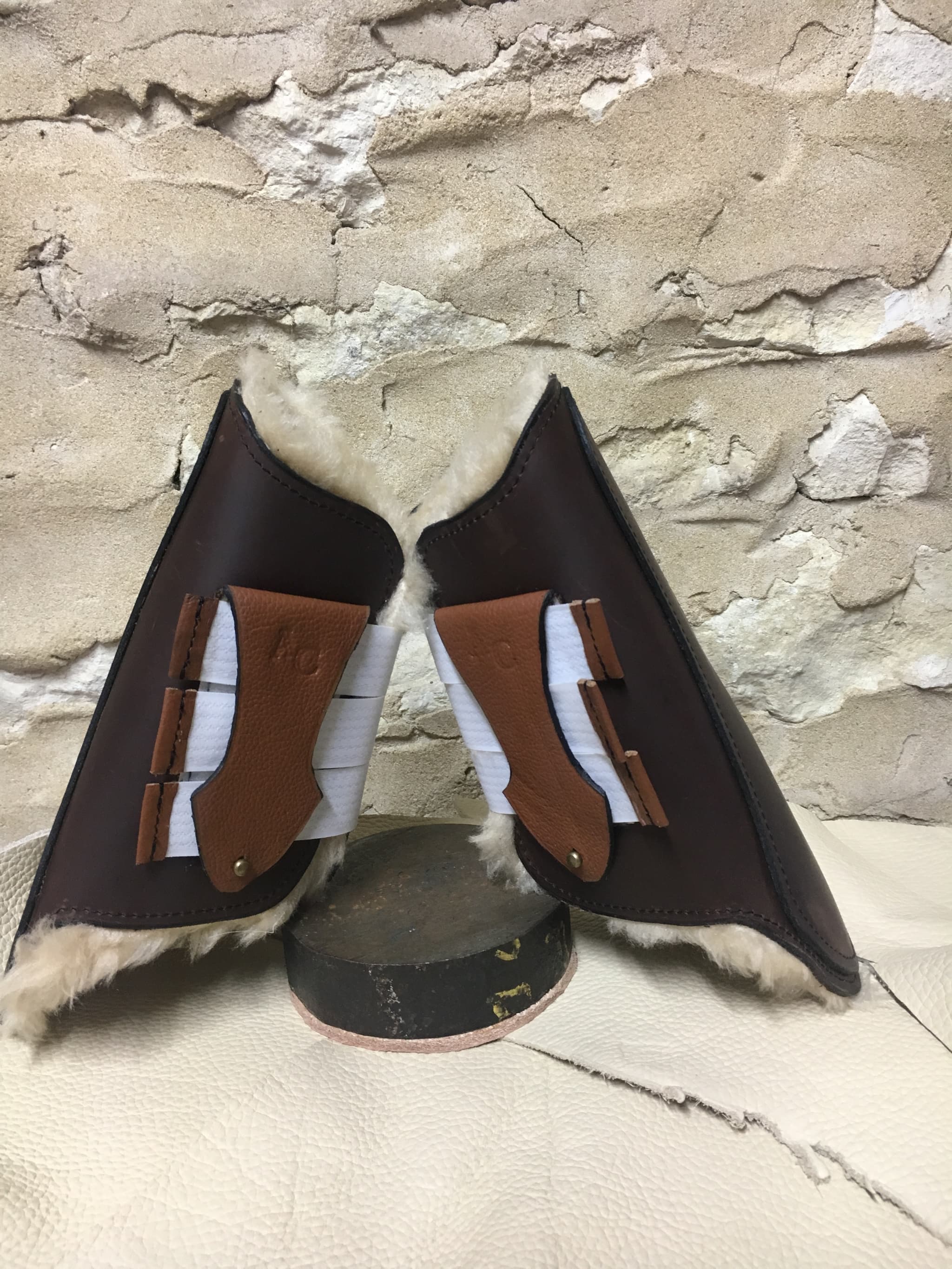 Guêtres de travail pour chevaux. Dessinée et conçue par Antique Cuir