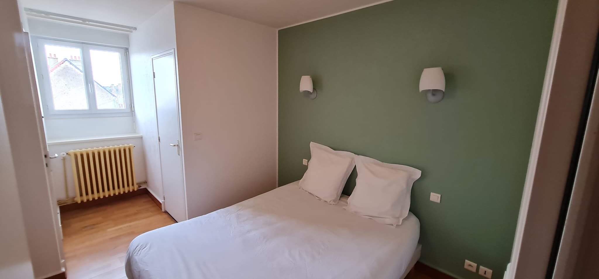 chambre avec sa salle d'eau et son toilette séparé exemple de chambre parmi les 8 chambres disponibles dans l'établissement en plus de l'appartement_7