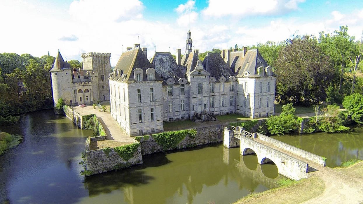 Château de Saint-Loup sur Thouet Vue aérienne