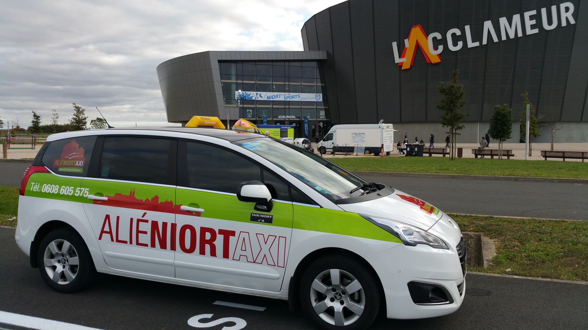 ALIÉNIORTAXI devant l'Acclameur de Niort