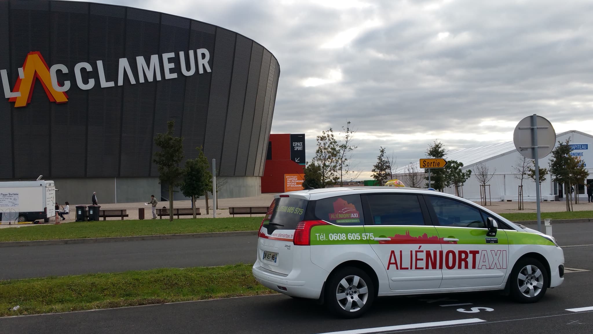 ALIÉNIORTAXI devant l'Acclameur de Niort